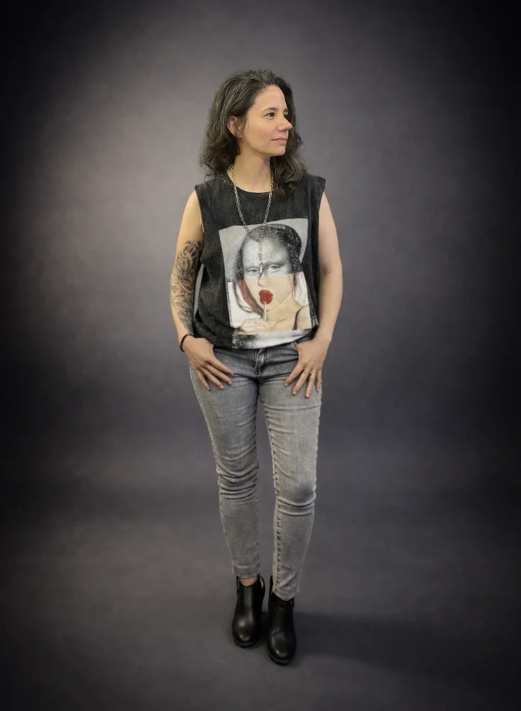 Angélica Nicoletti, artista plástica y tatuadora profesional de Kamba Tattoo Studio, especialista en realismo negro y gris en Monte Cristo, Córdoba.