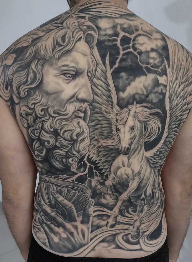 atuaje de mitología griega y pegaso en la espalda, realismo negro y gris realizado por Angélica Nicoletti en Córdoba. Kamba Tattoo