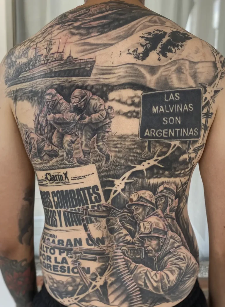 Tatuaje realista en la espalda en homenaje a los héroes de Malvinas, técnica de realismo negro y gris por Angélica Nicoletti, Kamba Tattoo