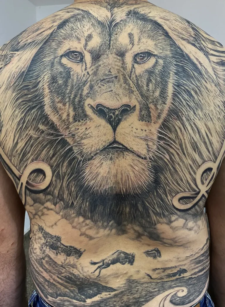 Tatuaje espalda completa de león, diseño personalizado de Angelica Nicoletti de Kamba Tattoo. Córdoba, Argentina.