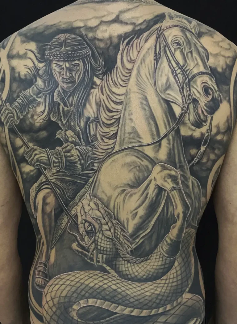 Tatuaje de San Jorge y el Dragón en realismo negro y gris para espalda completa, obra de Angélica Nicoletti, Kamba Tattoo.