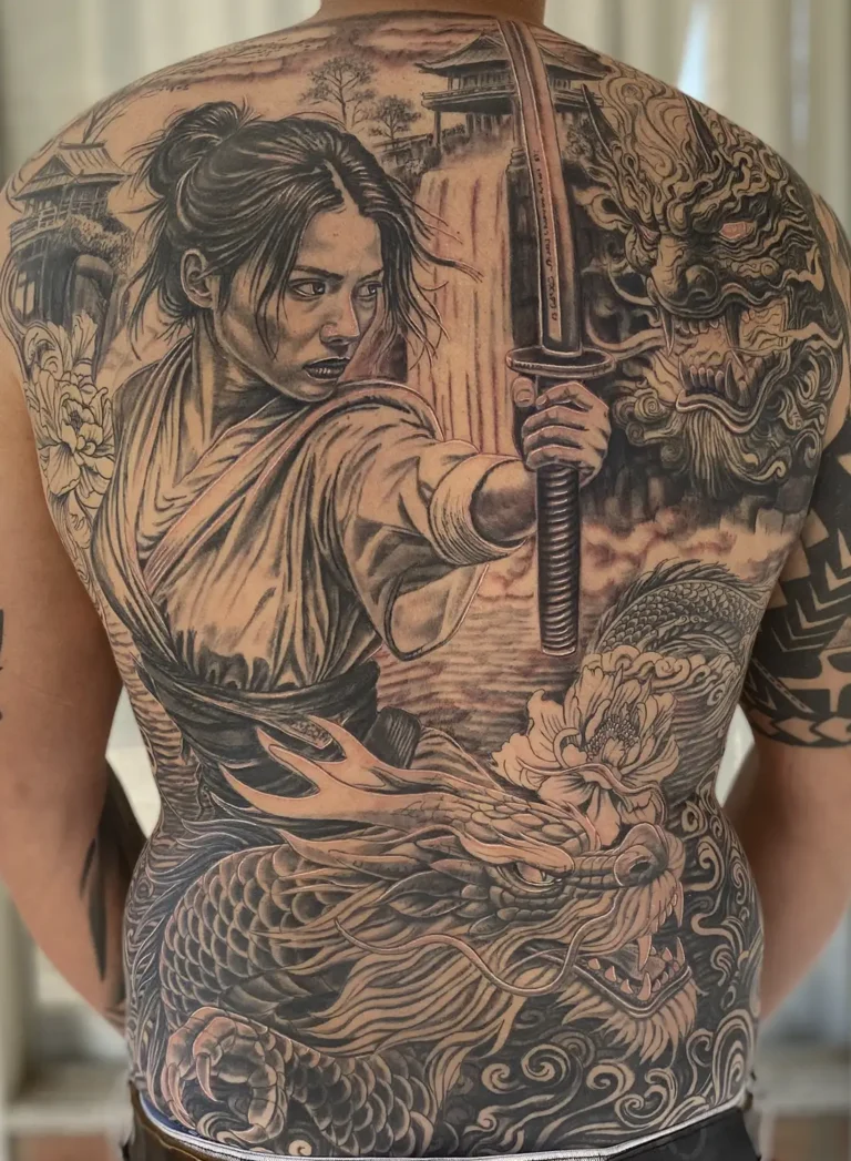 Tatuaje de espalda completa con temática oriental en realismo negro y gris, realizado por Angélica Nicoletti en Kamba Tattoo Studio.
